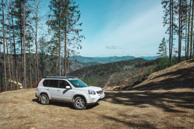 Şehir yolundaki dağlardaki arazi aracı manzarası. Yaz güneşli bir gün