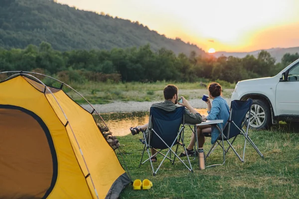 Couple Sitting Camp Chairs Looking Sunset River Mountains Hiking Concept — Stock Photo, Image