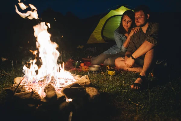 Sonriente Pareja Alegre Sentado Frente Fogata Cocinar Cena Concepto Camping — Foto de Stock