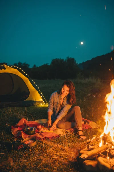 Jeune Jolie Femme Assise Par Terre Devant Feu Train Cuisiner — Photo