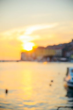 Deniz arka planında gün batımının bulanık görüntüsü