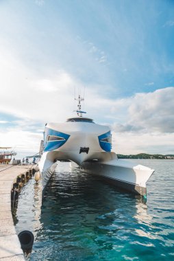 Deniz katamaranı yazın güneşli bir günde rıhtımda. araç kipi