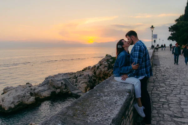 Paar Zoenen Met Prachtig Uitzicht Zonsondergang Zee Zomer Romantisch Reizen — Stockfoto