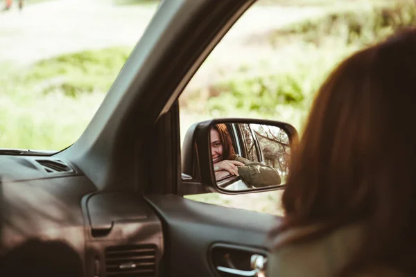 Размышления Потрясающей Улыбающейся Женщине Заднем Зеркале Автомобиля Аренда Машин — стоковое фото