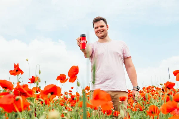 Lviv Ukraine Juni 2020 Mann Trinkt Coca Cola Auf Dem — Stockfoto