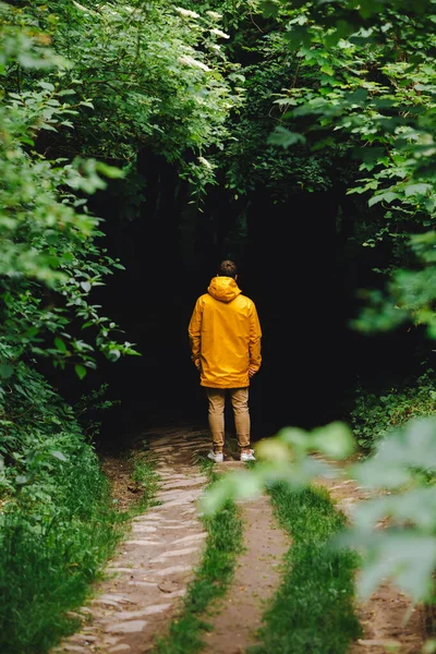 Șlefuire Haină Ploaie Galbenă Fața Intrării Întunecate Pădure Copia Spațiu — Fotografie, imagine de stoc