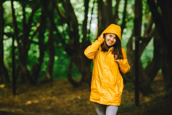 Donna Impermeabile Giallo Piedi Dalla Foresta Pluviale Vista Posteriore Copiare — Foto Stock