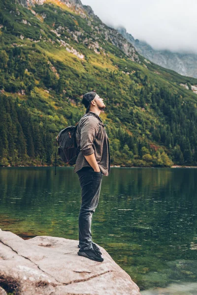 Человек Сидящий Скале Перед Озером Горах Наслаждаясь Концепцией Похода — стоковое фото