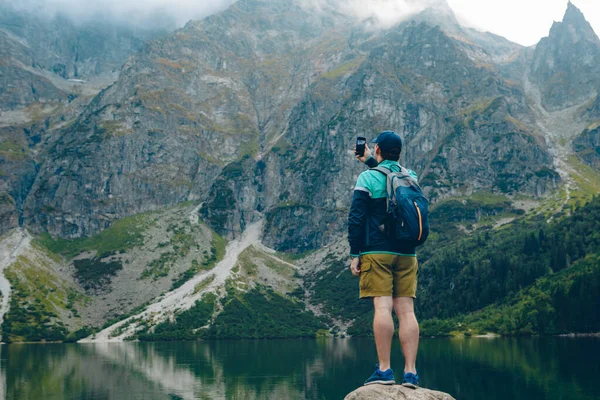 Man Med Ryggsäck Tittar Sjö Berg Vackert Landskap — Stockfoto