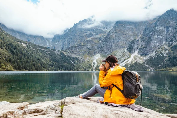 Γυναίκα Backpacker Κάθεται Στο Βράχο Απολαμβάνοντας Θέα Της Λίμνης Tatra — Φωτογραφία Αρχείου