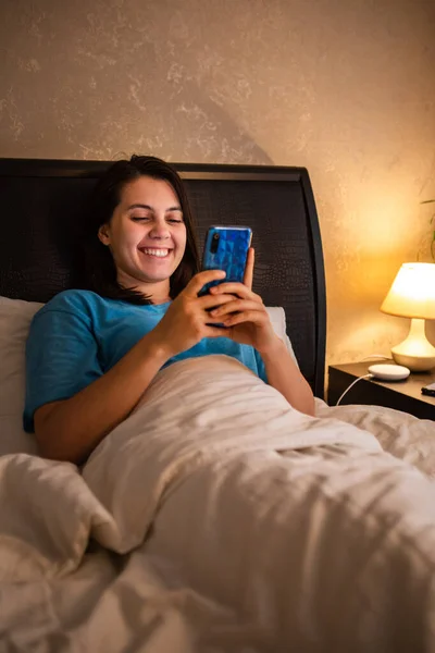 Молода Красива Жінка Лежить Ліжку Серфінг Інтернет Своєму Телефоні Перш — стокове фото