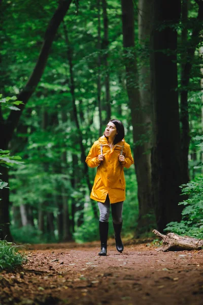 Femme Imperméable Jaune Marchant Dans Forêt Pluvieuse Vue Arrière Espace — Photo