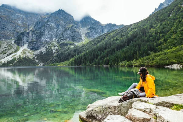 Woman Backpacker Sitting Rock Enjoying View Lake Tatra National Park — Stock Photo, Image