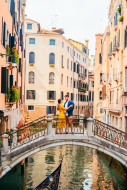 Köprüde dikilen çift Venedik Kanallarını geçiyor Romantik Şehir Turizmi