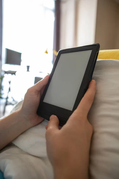 Electronic Book Empty Screen Woman Hands Laying Bed — Stock Photo, Image