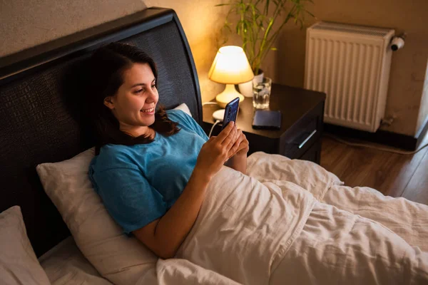 Young Pretty Woman Laying Bed Surfing Internet Her Phone Sleep — Stock Photo, Image