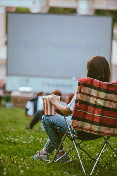 Mulher Sentada Cadeira Acampamento Assistindo Filme Cinema Livre Comer Pipoca — Fotografia de Stock