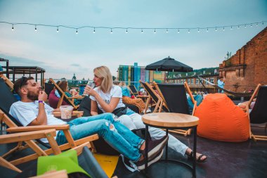 Lviv, Ukrayna - 27 Temmuz 2019: Çatıdaki rahat kafenin manzarası. İnsanlar atıştırmalık yer ve içer.