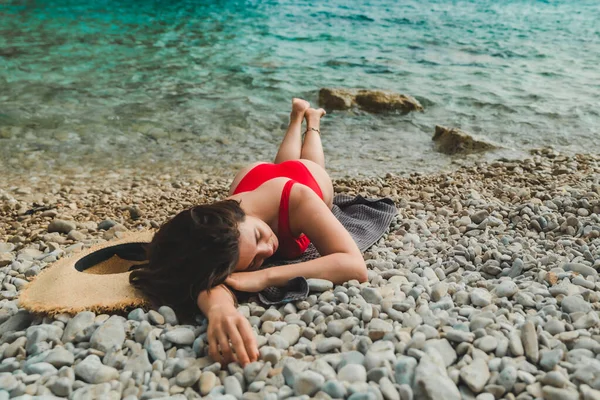 Kadın Deniz Sahilinde Battaniyeye Uzanmış Fotokopi Çekiyordu — Stok fotoğraf