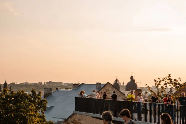 Lviv Ucrânia Agosto 2019 Turistas Pessoas Olhando Para Pôr Sol — Fotografia de Stock