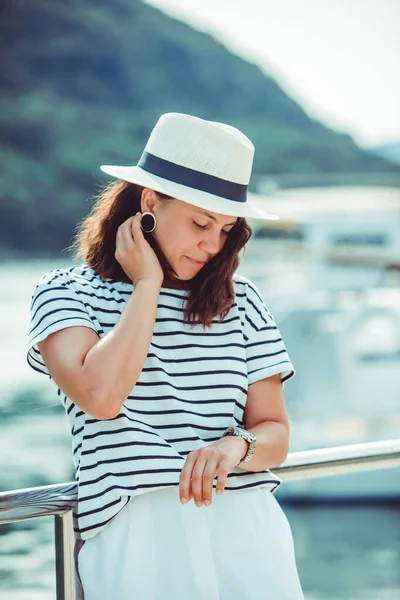 Retrato Mulher Moda Chapéu Fedora Branco — Fotografia de Stock