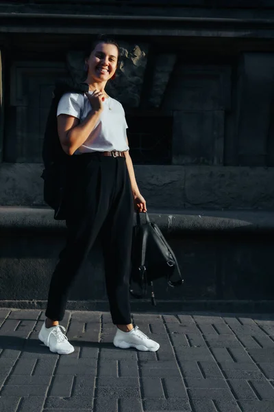 Retrato Mujer Bonita Joven Calle Ciudad Puesta Del Sol Luz — Foto de Stock