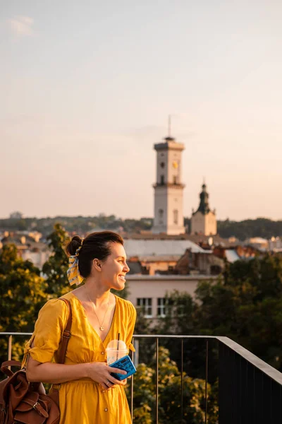 Turista Donna Guardando Città Tramonto Dal Ponte Osservazione Ora Legale — Foto Stock