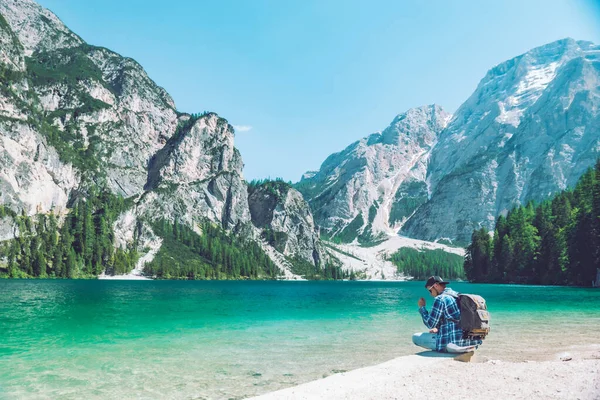 Muž Sedí Pláži Jezera Batohem Hory Pozadí Itálie Dolomites — Stock fotografie