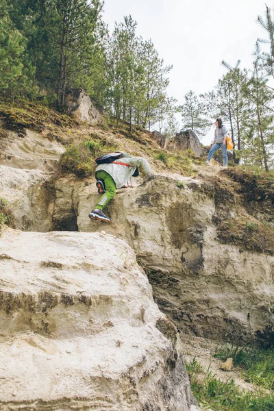 Una Joven Con Niño Pequeño Trepando Por Las Rocas Espacio — Foto de Stock