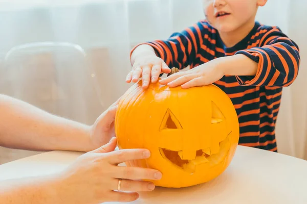 Kleine Jongen Maakt Halloween Pompoen Hoofd Thuis Vakantie Voorbereiding — Stockfoto