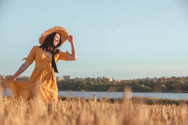 Femme Robe Soleil Jaune Marchant Par Champ Blé Heure Été — Photo