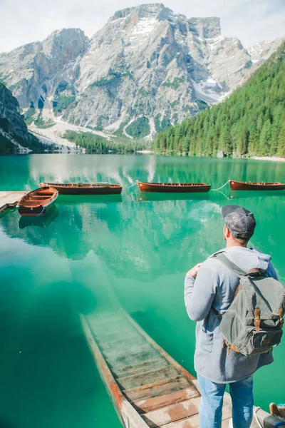 Człowiek Plecakiem Patrząc Wspaniały Widok Górskie Jezioro Skopiować Przestrzeń Letnie — Zdjęcie stockowe