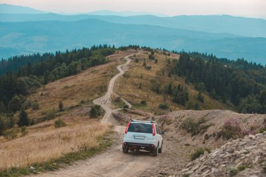 off road araba seyahati dağların zirvesinde sonbahar sezonu