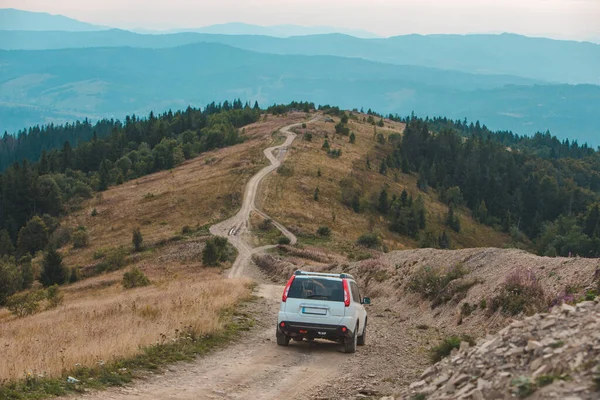 Off road podróży samochodem przez góry szczyt jesieni sezon — Zdjęcie stockowe