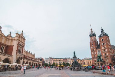 Krakow, Polonya - 16 Haziran 2019: Eski Avrupa pazar karesi seyahat kavramı