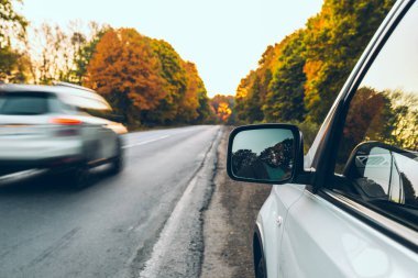 Otoyolun kenarındaki araba Sunrise Güz Otobanı 'nda.