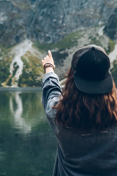 Mulher Tentando Alcançar Paisagem Céu Vista Lago Montanhas Tatra Parque — Fotografia de Stock