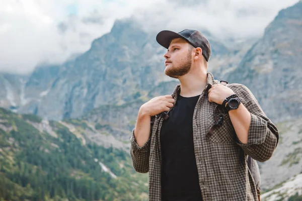 Porträt Eines Starken Wanderers Vor Dem See Den Bergen Reisekonzept — Stockfoto