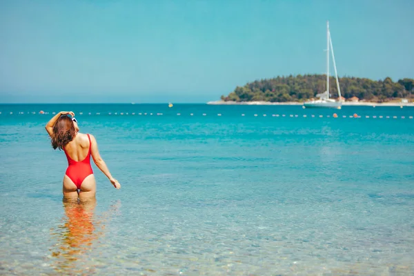 Sexig Kvinna Röd Baddräkt Stående Havsvatten Kust Yacht Bakgrunden Sommarsemester — Stockfoto