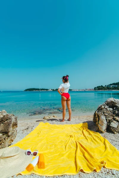 Giovane Bella Donna Con Culo Sexy Mare Spiaggia Attesa Copia — Foto Stock