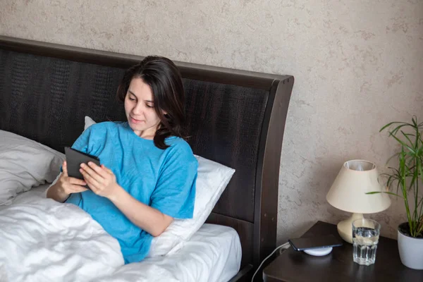 Woman Reading Electronic Book Bed Copy Space — Stock Photo, Image