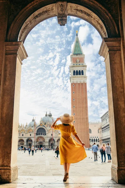 Frau Steht Auf Saint Marco Piazza Sonnigen Sommertag Glockenturm Saint — Stockfoto