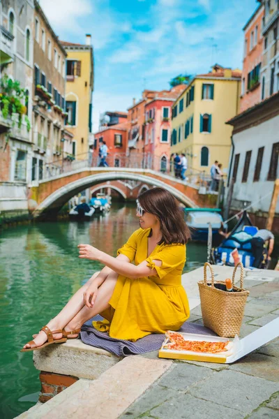 Žena Sedí Rybníku Výhledem Benátský Kanál Jíst Pizzu Kopírovat Prostor — Stock fotografie