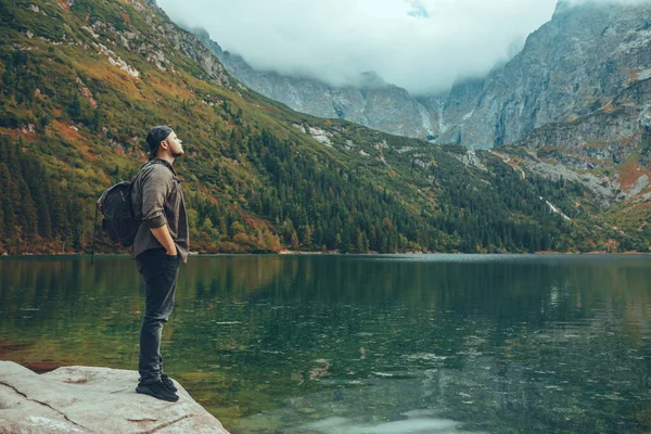 Homme Assis Sur Rocher Face Lac Dans Les Montagnes Profitant — Photo