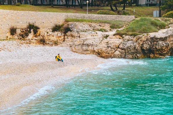 Άνδρας Κίτρινο Αδιάβροχο Στη Θάλασσα Παραλία Αντίγραφο Χώρου — Φωτογραφία Αρχείου