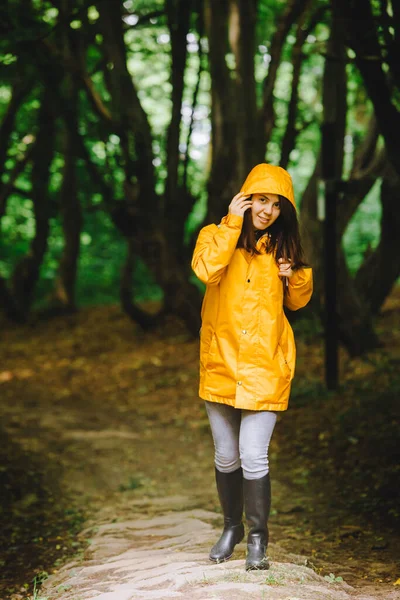 Femme Imperméable Jaune Marchant Dans Forêt Pluvieuse Vue Arrière Espace — Photo