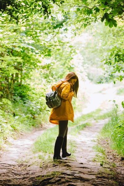 Femme Imperméable Jaune Marchant Dans Forêt Pluvieuse Vue Arrière Espace — Photo