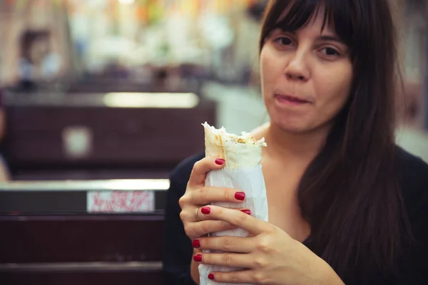 Jovem Sorrindo Mulher Comer Fast Food Livre Corrida Urbana Estilo — Fotografia de Stock
