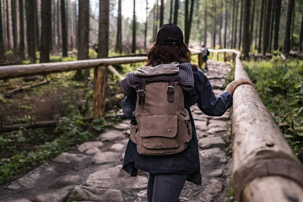 Женщина Турист Ходить Каменной Тропе Лесу Рюкзаком — стоковое фото