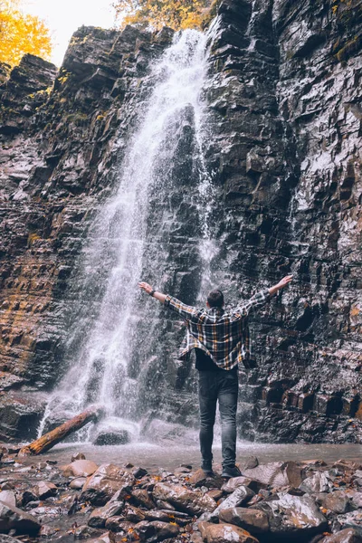 Wanderer Betrachten Herbstlichen Wasserfall — Stockfoto